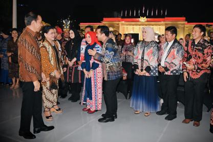 Pj Gubernur Sumut Tampilkan Batik Motif ‘Bagas Godang‘ di Hadapan Presiden